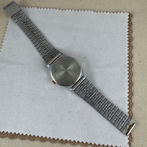 vintage Gruen Sport analog watch features a two-tone Gold & silver quartz design - Picture 7 of 8